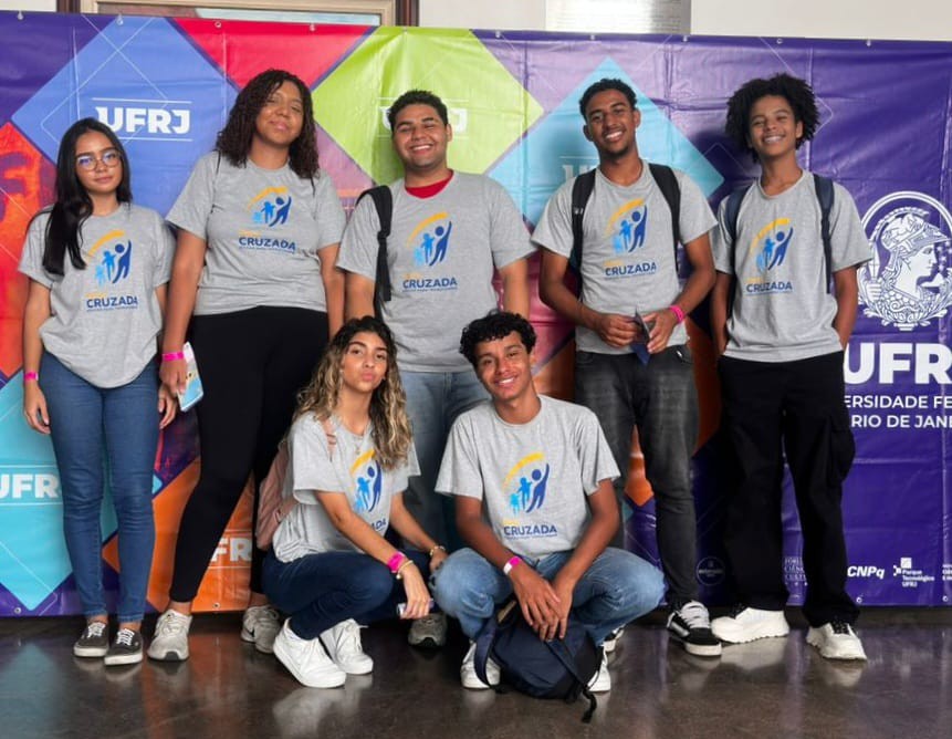 Conheça a nova frente do Coletivo 6 e descubra como a Rede Cruzada transforma sonhos de jovens em caminhos possíveis através de uma educação crítica e integral.